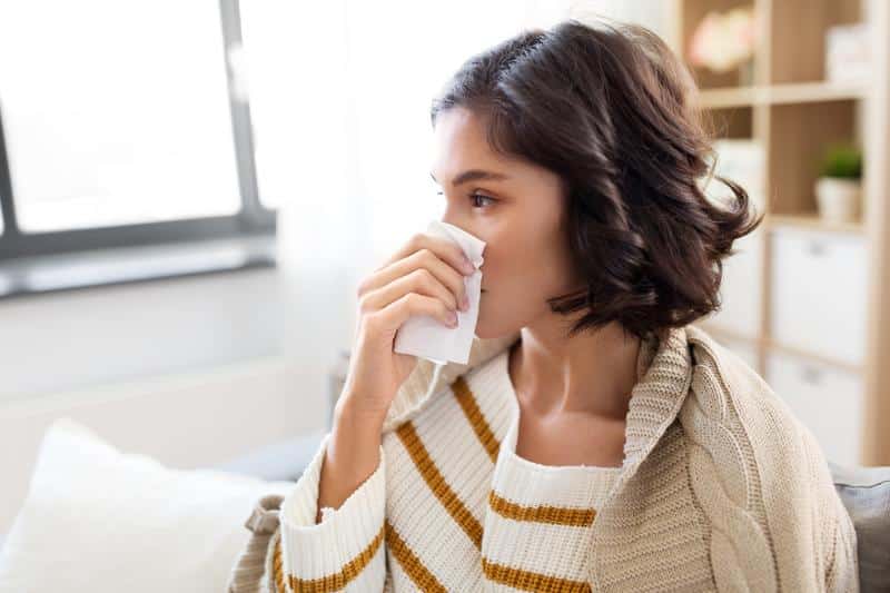 sinus-woman-using-tissue sinus